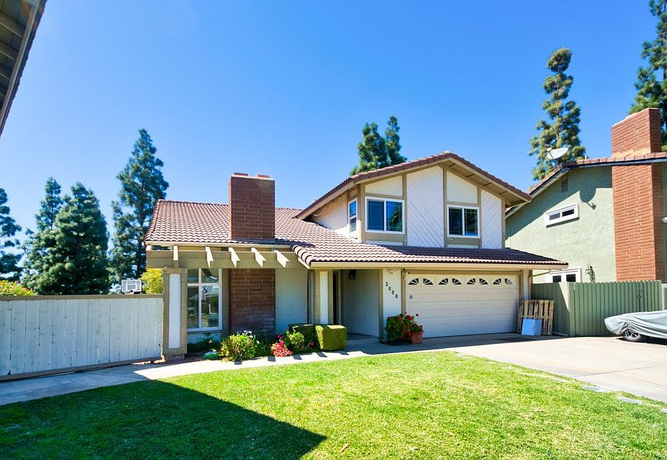 Quite community, big front yard, 4 car on the drive way