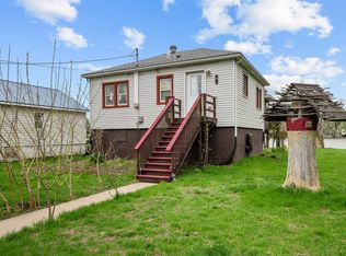 3213 S Shore Dr, Moline, IL 61265