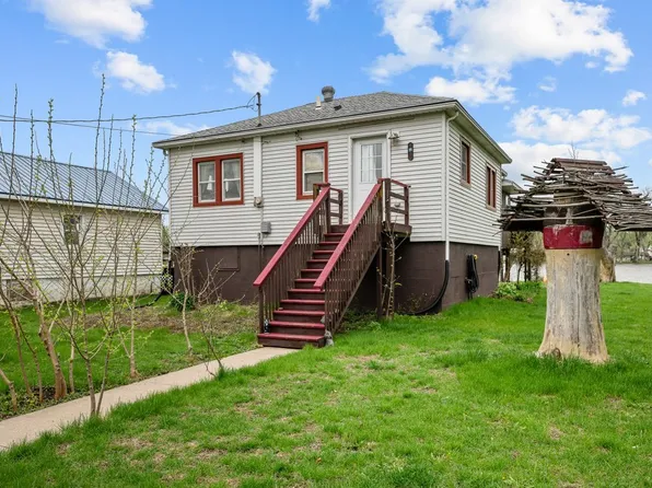 3213 S Shore Dr, Moline, IL 61265