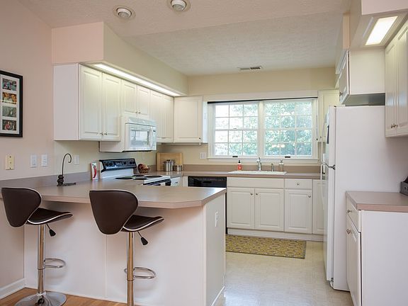 2nd image of 276 Emerald Dr