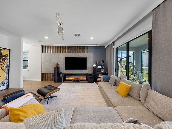 5th image of 2454 Primrose Pl