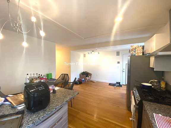 5th image of 128 Hillside St