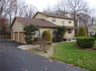 30 Macintosh Dr, Cranston, RI 02921