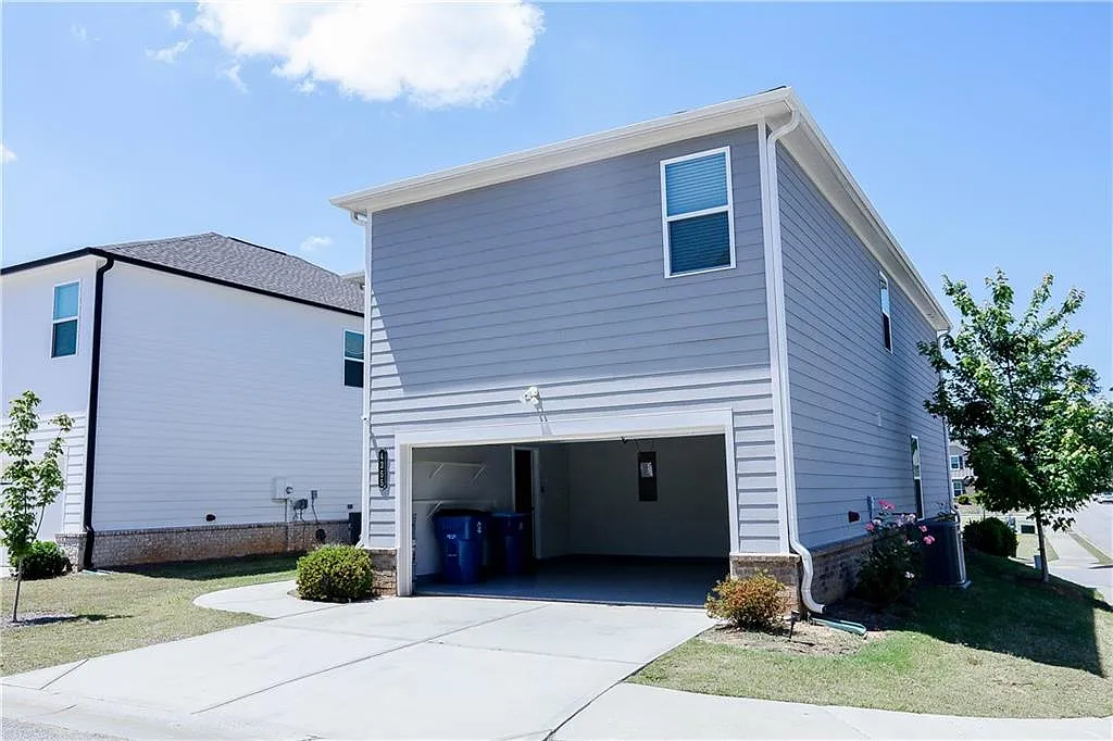 4 bed, 2.5 bath, 2440 sqft, $2,600 — Photo 3