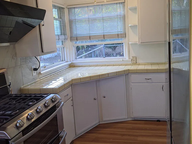 1212 S Mayflower Ave — Photo 11