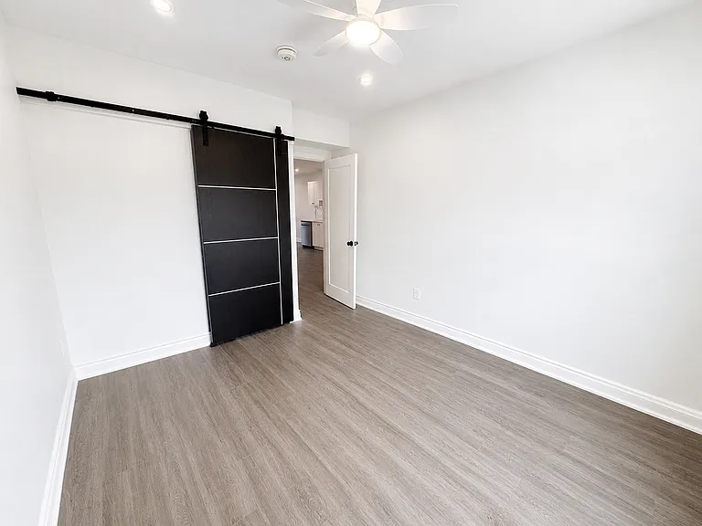 1127 Main St E — Photo 10