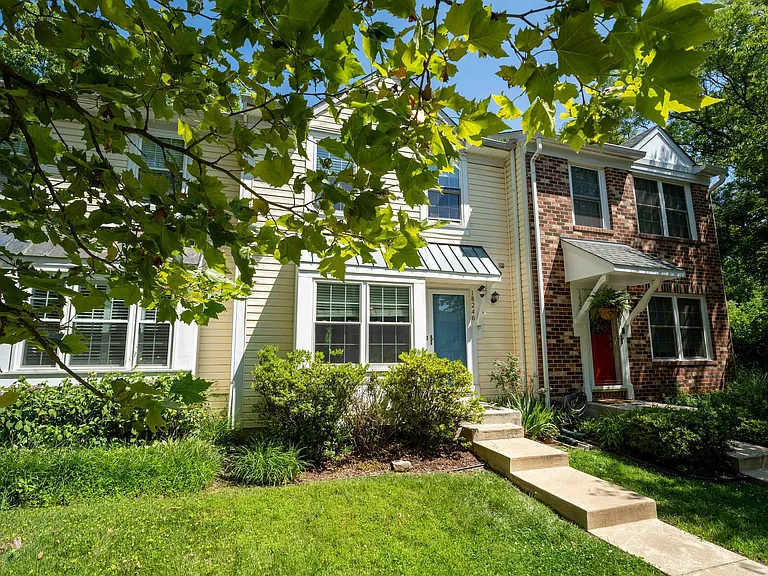 18246 Fox Chase Cir — Photo 27