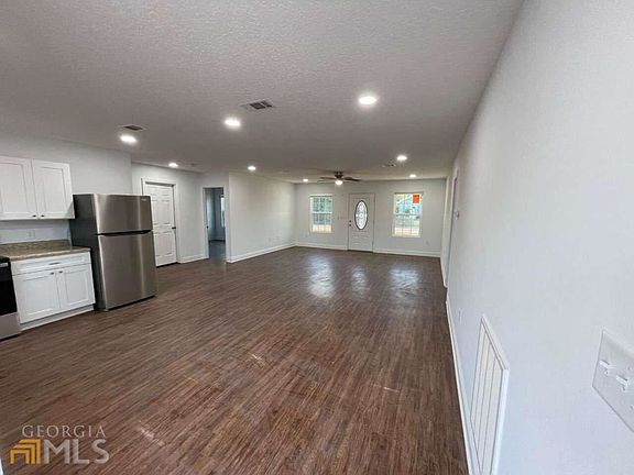 3rd image of 803 Red Hawk Dr