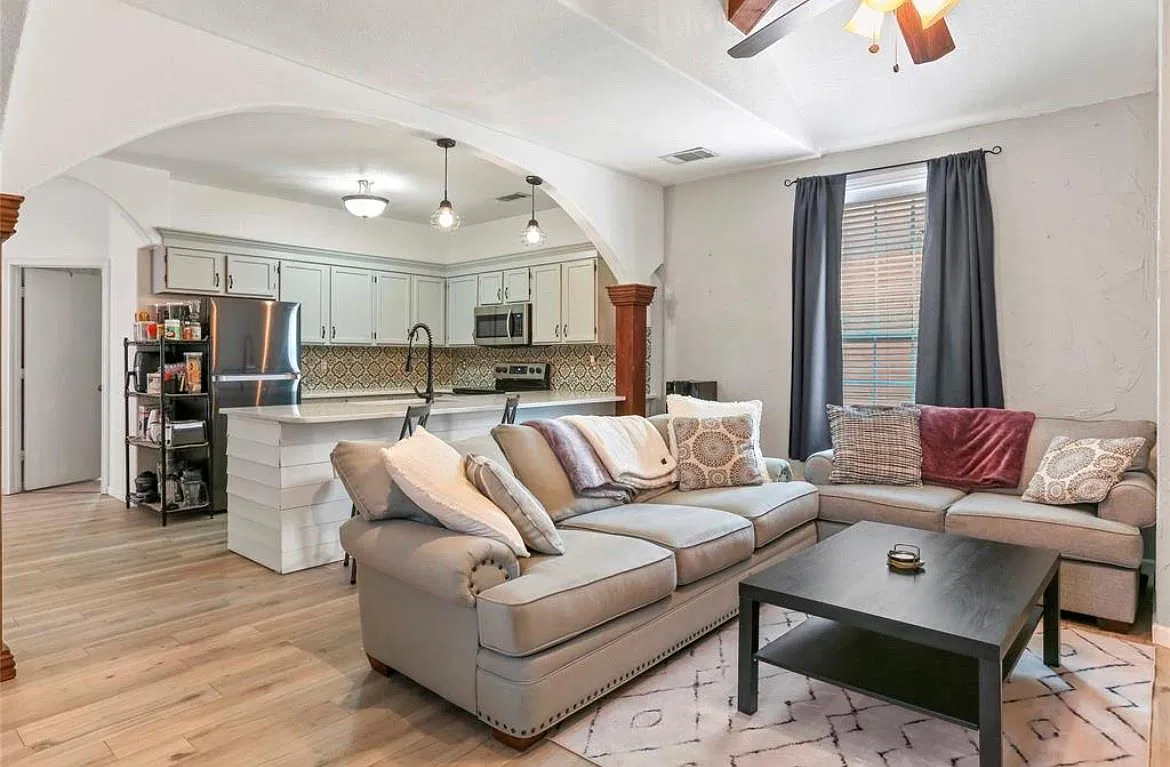 3 bed, 1192 sqft, $2,000 — Photo 2