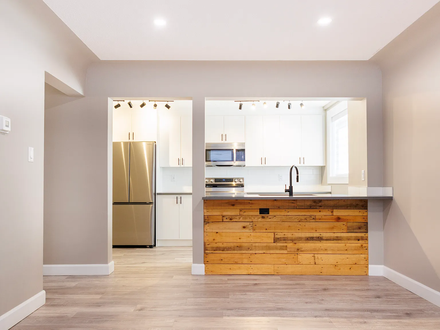 Tuscany Villa Apartments Downtown Edmonton — Photo 3