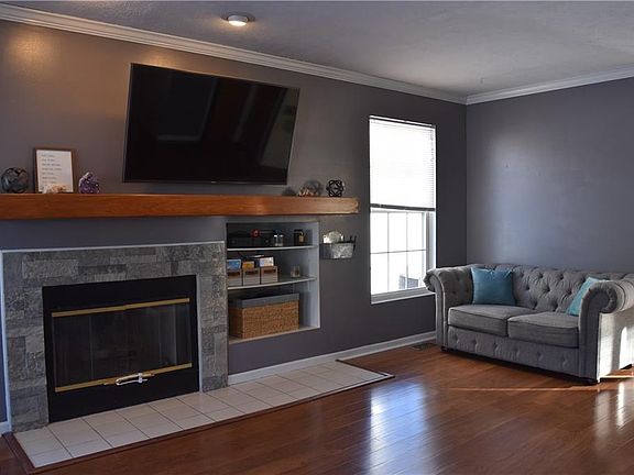 4th image of 104 Pine Hollow Cir