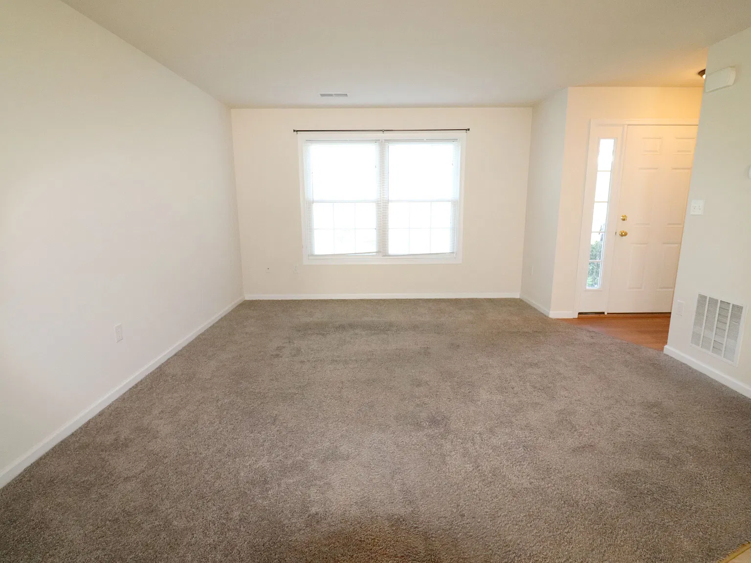 3 bed, 1.5 bath, 1422 sqft, $1,695 — Photo 4