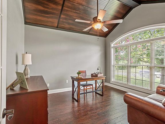 2nd image of 403 Oakwood Dr