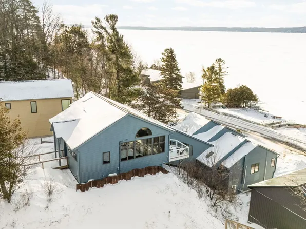 3142 Crystal Dr, Beulah, MI 49617