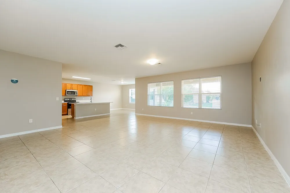4 bed, 2.0 bath, 2319 sqft, $2,435 — Photo 4