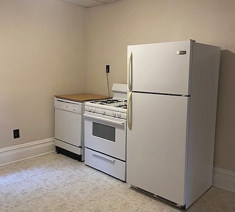 Spacious eat-in kitchen