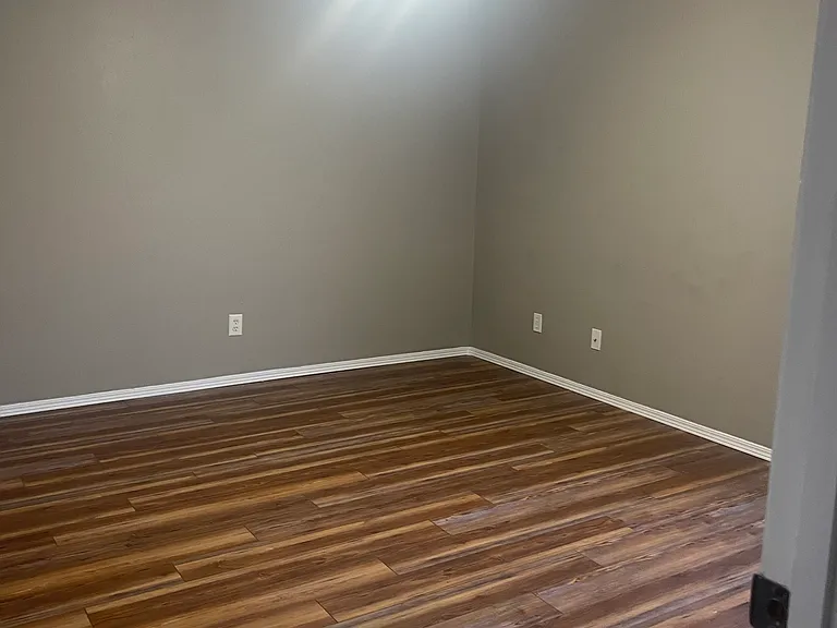 220 Ravenwood Blvd — Photo 9
