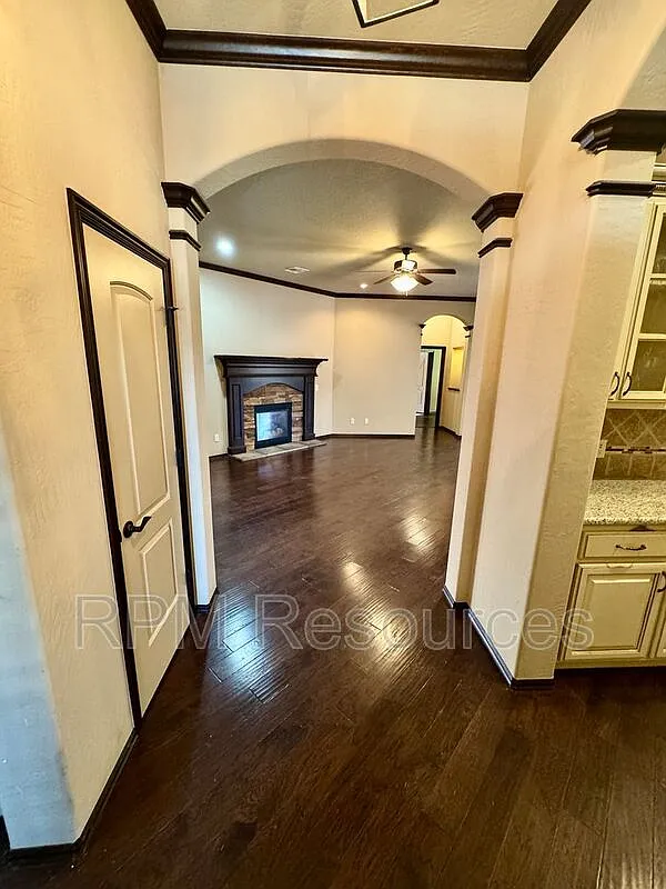 3 bed, 2.0 bath, 2228 sqft, $1,995 — Photo 4
