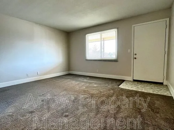3629 N 60th St #14, Lincoln, NE 68507