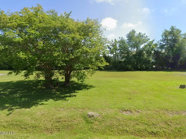 130 Vacation Ln, Waveland, MS 39576