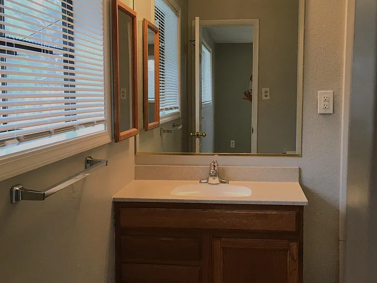 4000 Lakeside Dr — Photo 15