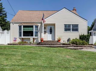 105 Robinson Ave, Glen Cove, NY 11542