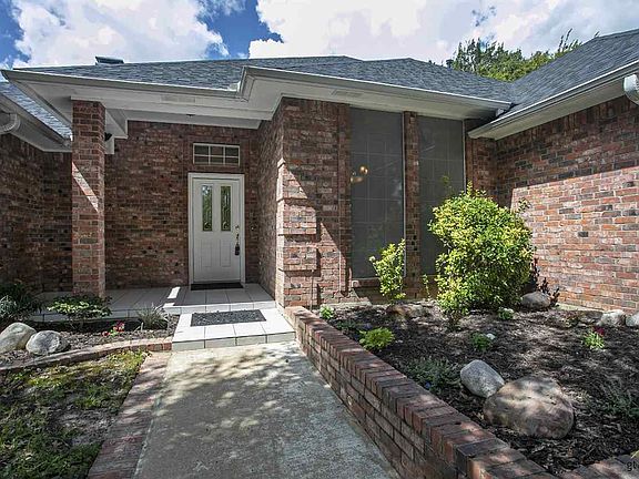 3rd image of 104 Saint Andrews Cir