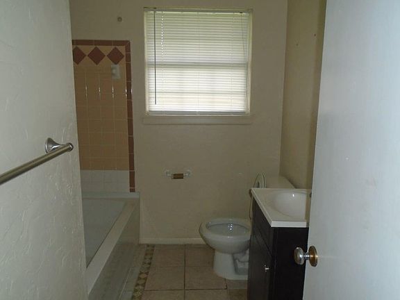 5th image of 434 NW 53rd St
