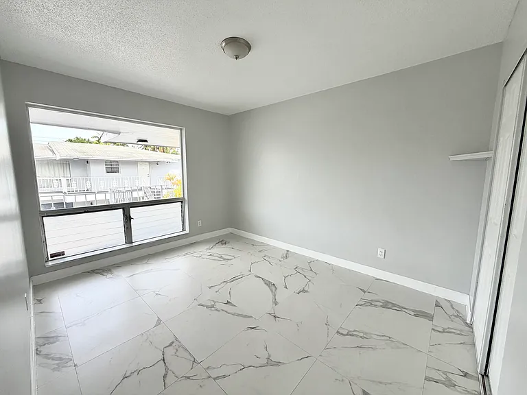 915 NE 8th St #202 — Photo 6