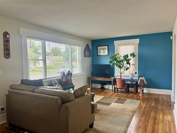 3rd image of 1139 W 39th St