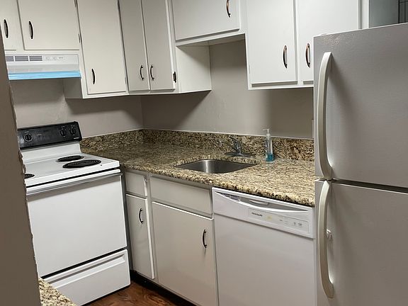 3rd image of 212 Harbor Dr #106