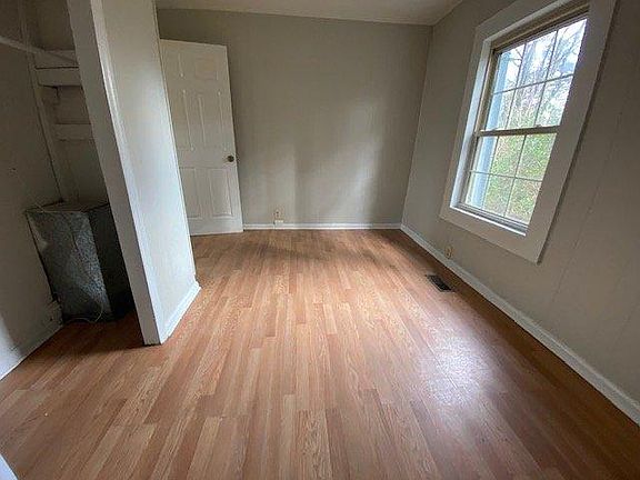 5th image of 122 Owens St