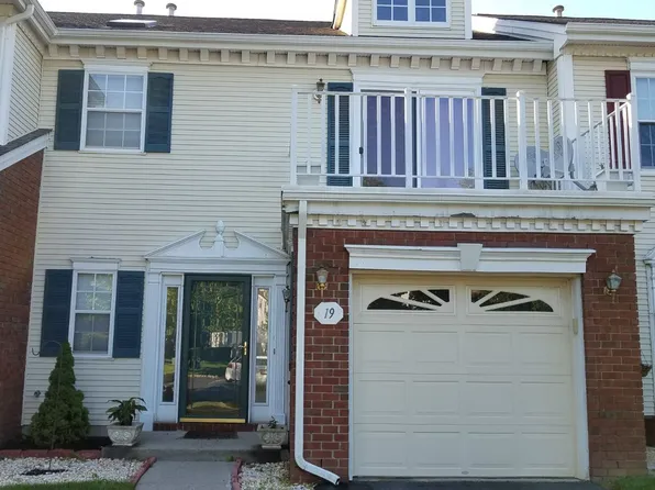 19 Sapphire Ln #402, Franklin Park, NJ 08823