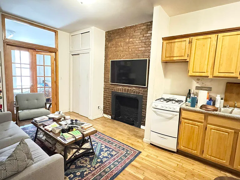 308 E 6th St #1 — Photo 3