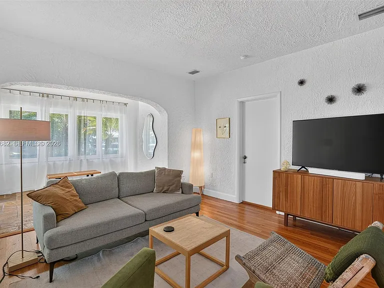 1212 Medina Ave — Photo 9