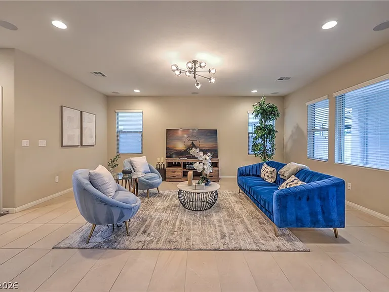 3213 Molinos Dr — Photo 2
