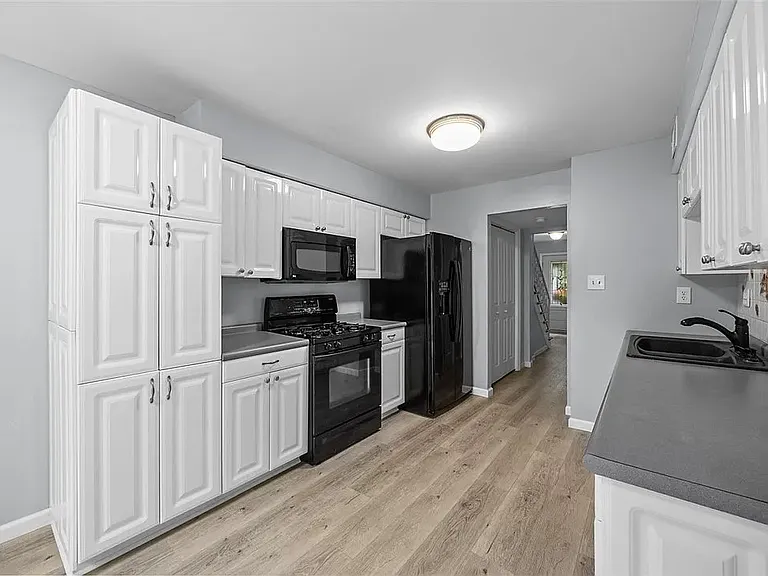 402 Hunting Creek Rd — Photo 2