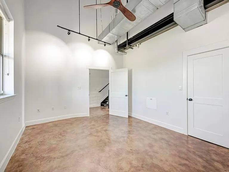 807 E 14th St #305 — Photo 29