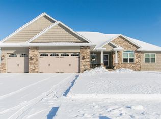 830 Woodland Dr, Robins, IA 52328