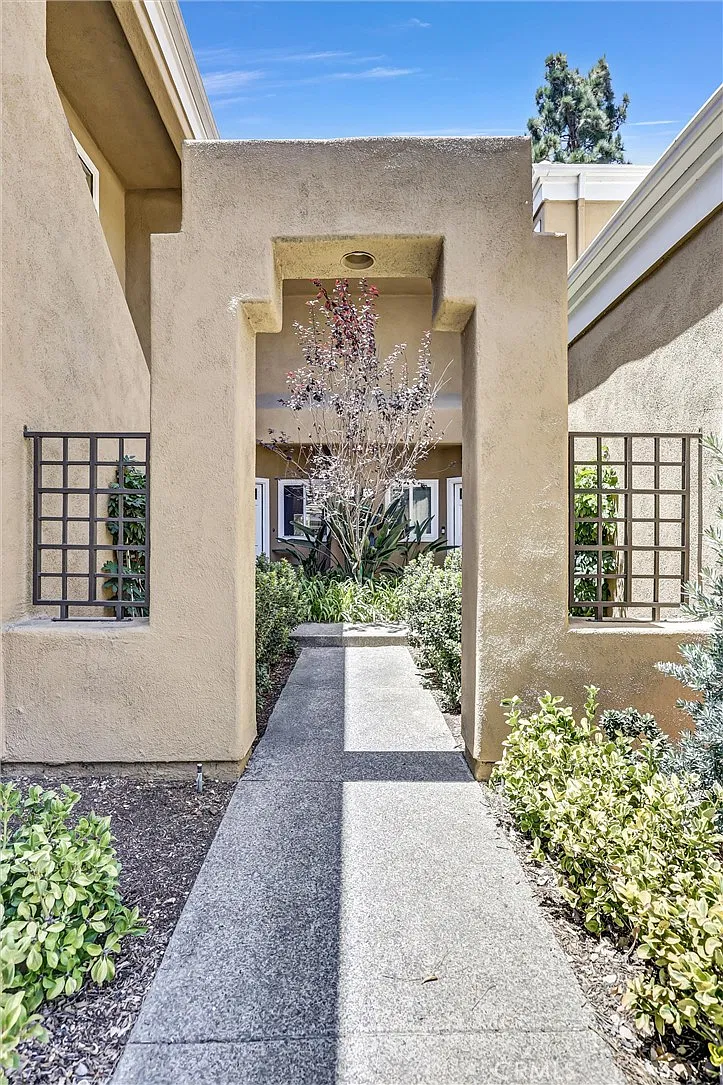 3 bed, 1983 sqft, $5,195 — Photo 2