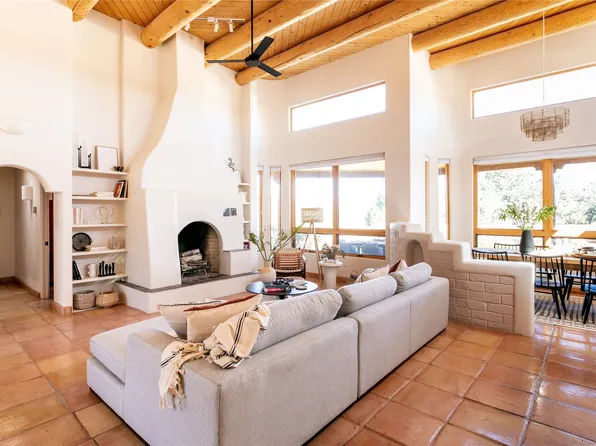 24 Tano Vida, Santa Fe, NM 87506