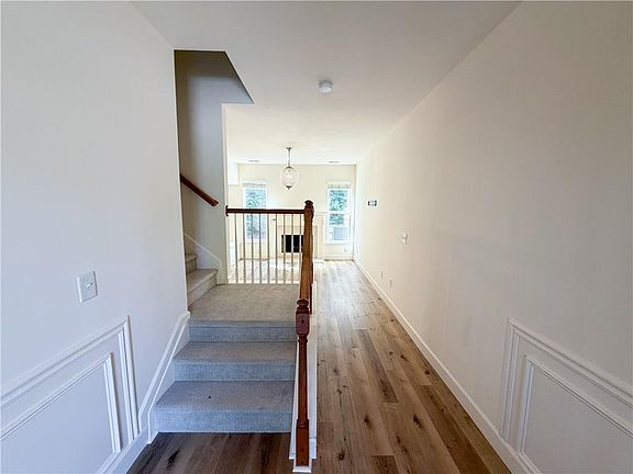 3rd image of 216 Parc View Ln
