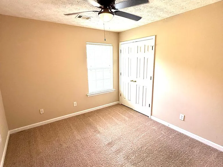 9400 Colleton Ct — Photo 10