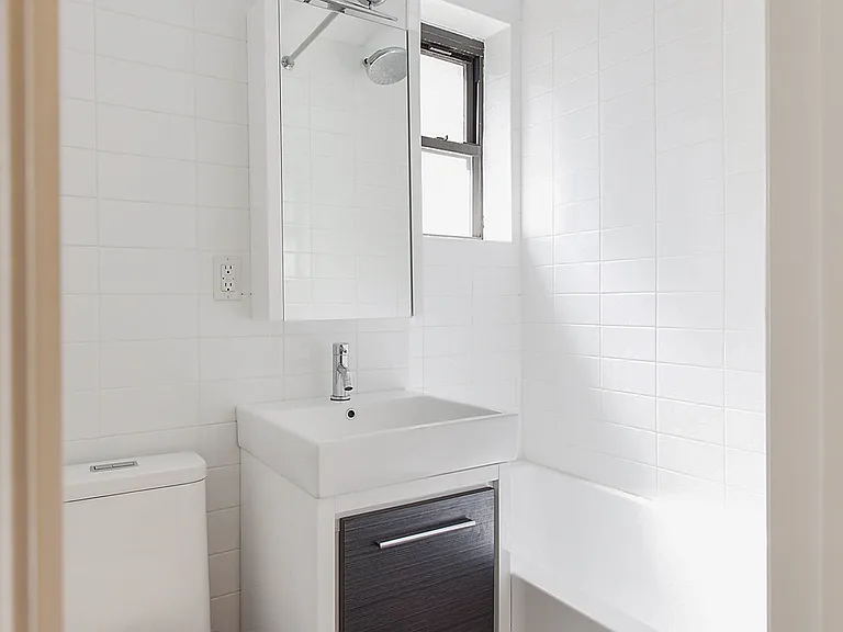 313 E 61st St #3D — Photo 5