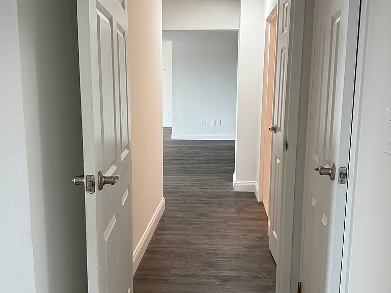 Excelsior II Apartments — Photo 21