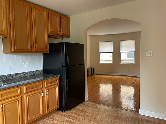 3rd image of 2627 W Farragut Ave #1W