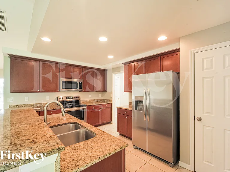 2325 NW 34th Ave — Photo 8
