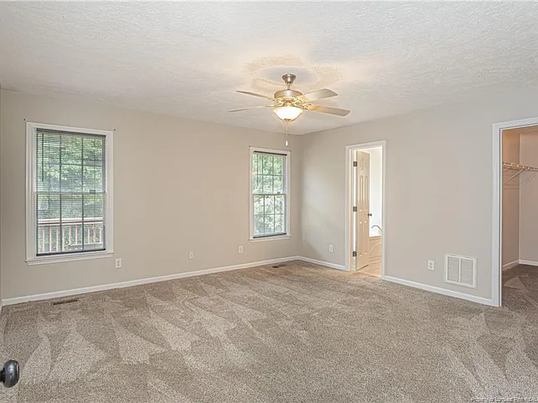 402 Roundtree Dr — Photo 21