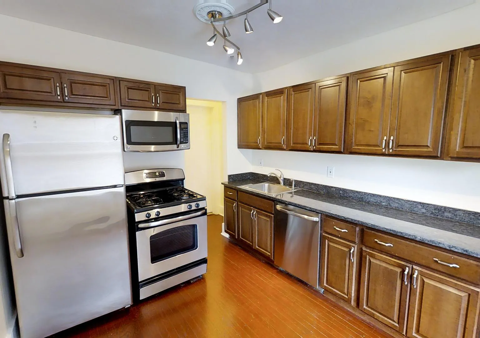 4 bed, $2,600 — Photo 3