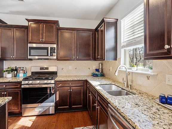 5th image of 223 Genoa Ln
